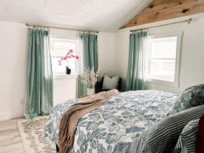 Lakefront Girls getaway Romantic Retreat low fees